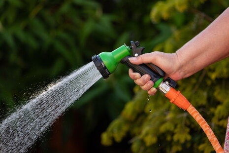 Jak nejlépe využít dešťovou vodu na zahradě a co k tomu potřebujete